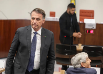 Ex-presidente Jair Bolsonaro é condenado a 27 anos de prisão pela trama golpista; pena prevê progressão de regime e desconto do período de prisão domiciliar.