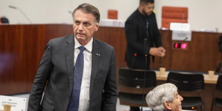 Ex-presidente Jair Bolsonaro é condenado a 27 anos de prisão pela trama golpista; pena prevê progressão de regime e desconto do período de prisão domiciliar.
