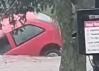 Defesa Civil emite alerta extremo após chuva intensa causar alagamentos em Petrópolis