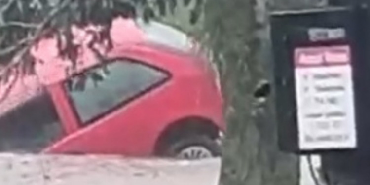 Defesa Civil emite alerta extremo após chuva intensa causar alagamentos em Petrópolis