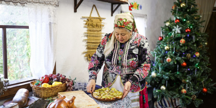 Saiba por que o Natal na Rússia é comemorado em janeiro, entenda a influência do calendário juliano, as tradições da Igreja Ortodoxa Russa, os costumes familiares e os rituais que marcam a data.