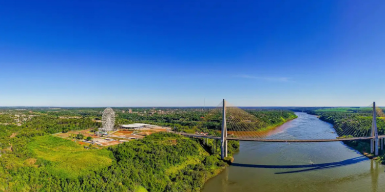 Brasil e Paraguai inauguram a Ponte Internacional da Integração entre Foz do Iguaçu e Presidente Franco, ampliando mobilidade, comércio e integração regional.