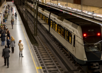 A venda presencial do passaporte especial do MetrôRio para o réveillon de Copacabana termina neste domingo (21). Bilhetes digitais estarão disponíveis a partir de segunda-feira, garantindo ida e volta na operação especial da noite de Ano Novo.