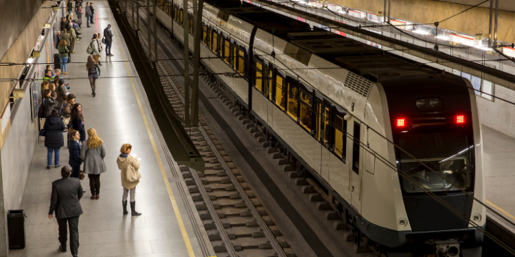 A venda presencial do passaporte especial do MetrôRio para o réveillon de Copacabana termina neste domingo (21). Bilhetes digitais estarão disponíveis a partir de segunda-feira, garantindo ida e volta na operação especial da noite de Ano Novo.
