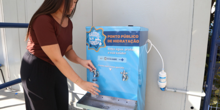 Com a chegada do verão no Rio de Janeiro, Secretaria de Estado de Saúde orienta população sobre hidratação, proteção solar e prevenção aos efeitos do calor intenso.