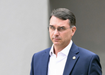 Vídeo com IA e adesivos de Carnaval motivam denúncia eleitoral contra senador.