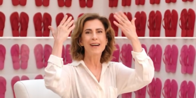 Comercial da Havaianas estrelado por Fernanda Torres provoca críticas de políticos e polariza opiniões sobre liberdade artística e papel das marcas em temas culturais.
