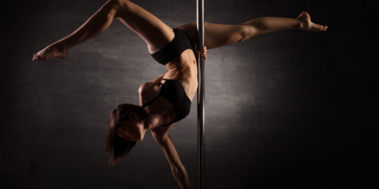Igrejas protestantes na Alemanha adotam pole dance e apresentações artísticas em cultos, promovendo novas formas de expressão espiritual e atraindo públicos mais jovens.