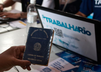 O programa Trabalha Rio promove cadastramento e encaminhamento de profissionais em ação itinerante na Zona Oeste do Rio; inscrições presenciais e online estão disponíveis.