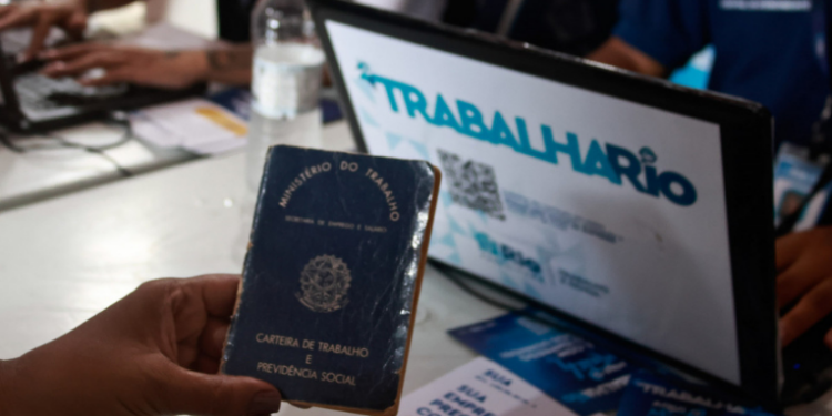 O programa Trabalha Rio promove cadastramento e encaminhamento de profissionais em ação itinerante na Zona Oeste do Rio; inscrições presenciais e online estão disponíveis.