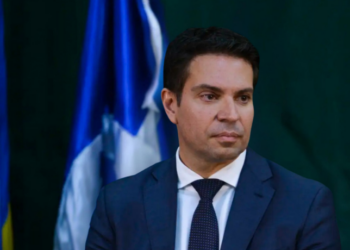Rebeca Ramagem esclarece que bloqueio de contas bancárias impede doações diretas e informa que ex-deputado Alexandre Ramagem desenvolverá curso online para receber apoio legalmente.