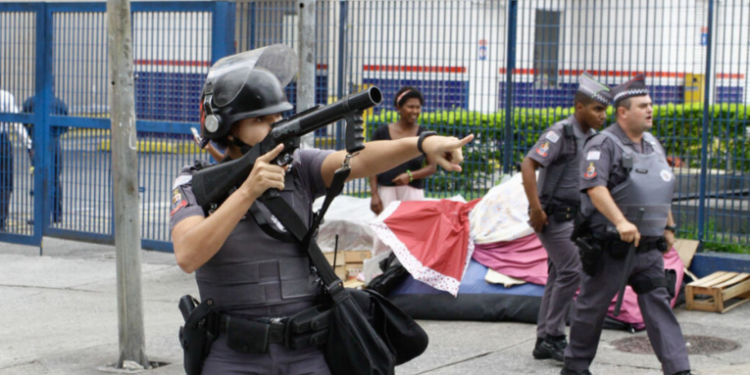 Dados do Ministério Público de São Paulo revelam que policiais militares mataram 663 pessoas em 2025, superando todo o ano de 2024 e reacendendo o debate sobre segurança pública e uso da força.
