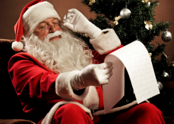 Papai Noel é afastado após dar um tapa na mão de uma criança em shopping de Sherwood Park, no Canadá. Caso viralizou e gerou debate sobre limites e responsabilidade.