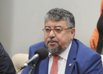 Prefeito de Maricá e vice-presidente do PT, Washington Quaquá, é alvo de críticas internas e pedido de investigação ética após declarações sobre operação policial no Rio que resultou em 122 mortes.