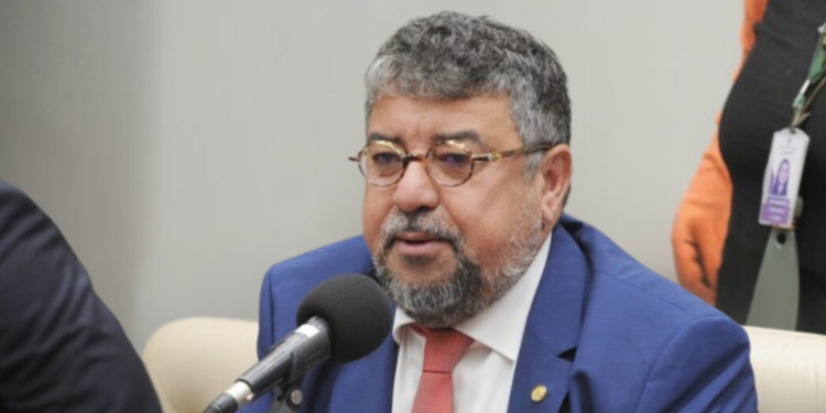 Prefeito de Maricá e vice-presidente do PT, Washington Quaquá, é alvo de críticas internas e pedido de investigação ética após declarações sobre operação policial no Rio que resultou em 122 mortes.
