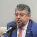 Prefeito de Maricá e vice-presidente do PT, Washington Quaquá, é alvo de críticas internas e pedido de investigação ética após declarações sobre operação policial no Rio que resultou em 122 mortes.