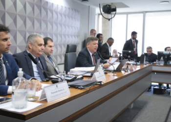 Convocação de Daniel Vorcaro pela CPMI do INSS eleva a pressão sobre bancos do setor de consignados. Daycoval, Pan, Agibank e BMG serão ouvidos pela comissão em meio a suspeitas de irregularidades.