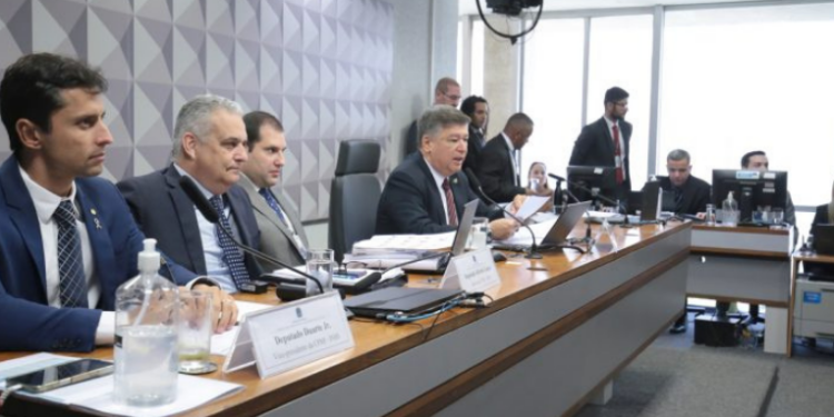 Convocação de Daniel Vorcaro pela CPMI do INSS eleva a pressão sobre bancos do setor de consignados. Daycoval, Pan, Agibank e BMG serão ouvidos pela comissão em meio a suspeitas de irregularidades.