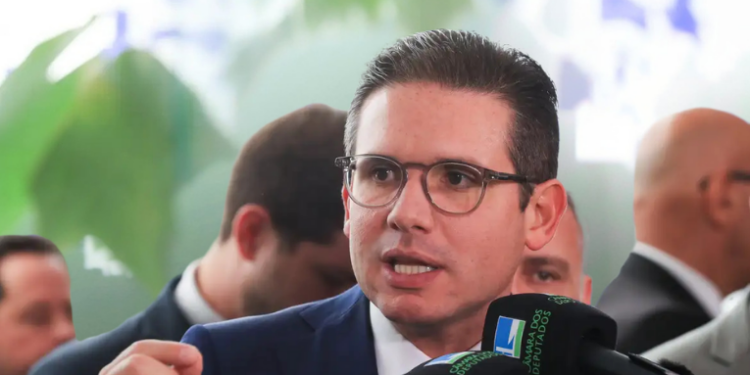 PF realiza buscas envolvendo Mariângela Fialek, servidora ligada a Arthur Lira, suspeita de manipular emendas do chamado “orçamento secreto” com indícios de redirecionamento de recursos.