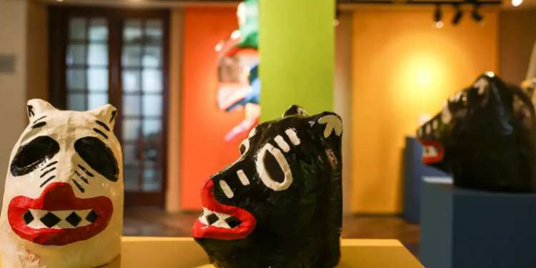 Exposição “Entre Máscaras e Gigantes: Os Juliões do Carnaval de Olinda” apresenta obras centenárias da família Vilela, incluindo a La Ursa, no Museu de Folclore Edison Carneiro, Rio de Janeiro, até 25 de fevereiro de 2026.