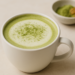 O matcha, chá verde em pó famoso por seus benefícios à saúde, pode impactar a absorção de ferro e contribuir para queda de cabelo em pessoas vulneráveis. Saiba como consumir com segurança.