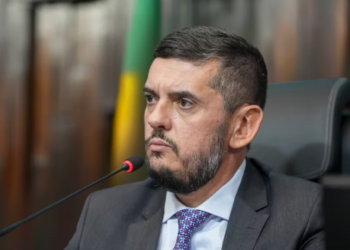 A Alerj retoma votações com mais de 450 projetos e análise da LOA 2026. Sessões são conduzidas pelo vice-presidente Guilherme Delaroli, após afastamento de Rodrigo Bacellar.