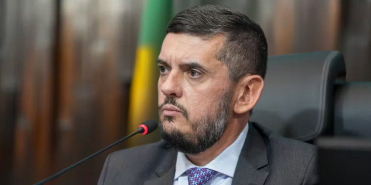 A Alerj retoma votações com mais de 450 projetos e análise da LOA 2026. Sessões são conduzidas pelo vice-presidente Guilherme Delaroli, após afastamento de Rodrigo Bacellar.
