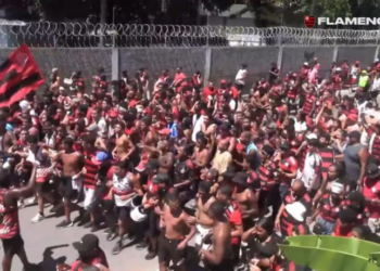 Torcida do Flamengo provoca tumulto no Galeão durante embarque para o Intercontinental no Catar; PM usa gás de pimenta e balas de borracha após tentativa de invasão.