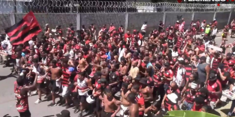 Torcida do Flamengo provoca tumulto no Galeão durante embarque para o Intercontinental no Catar; PM usa gás de pimenta e balas de borracha após tentativa de invasão.
