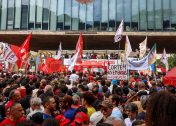 Protestos contra o PL da Dosimetria mobilizam milhares de pessoas em capitais brasileiras, criticando redução de penas de condenados pelo ataque ao Congresso em 2023.