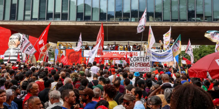 Protestos contra o PL da Dosimetria mobilizam milhares de pessoas em capitais brasileiras, criticando redução de penas de condenados pelo ataque ao Congresso em 2023.