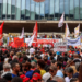 Protestos contra o PL da Dosimetria mobilizam milhares de pessoas em capitais brasileiras, criticando redução de penas de condenados pelo ataque ao Congresso em 2023.