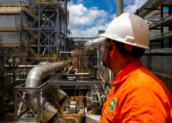 Greve nacional dos petroleiros começa nesta segunda-feira em protesto contra proposta da Petrobras para o ACT 2025-2026. Sindicato denuncia arrocho salarial e desigualdade diante de lucros bilionários.