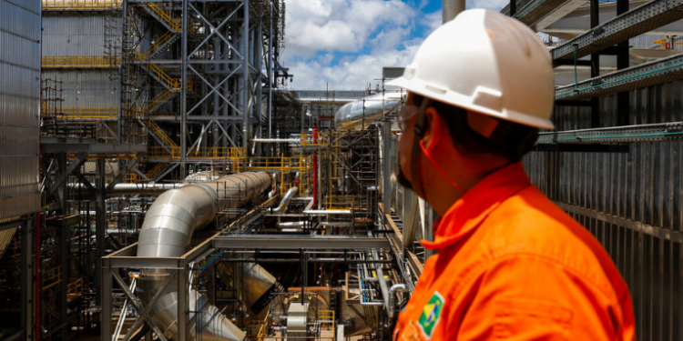 Greve nacional dos petroleiros começa nesta segunda-feira em protesto contra proposta da Petrobras para o ACT 2025-2026. Sindicato denuncia arrocho salarial e desigualdade diante de lucros bilionários.