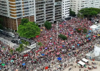 Ato contra o PL da Dosimetria em Copacabana mobiliza até 18,9 mil pessoas, segundo estimativa com drones e inteligência artificial. Evento contou com discursos políticos e apresentações musicais de grandes nomes da MPB.