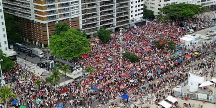 Ato contra o PL da Dosimetria em Copacabana mobiliza até 18,9 mil pessoas, segundo estimativa com drones e inteligência artificial. Evento contou com discursos políticos e apresentações musicais de grandes nomes da MPB.
