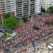 Ato contra o PL da Dosimetria em Copacabana mobiliza até 18,9 mil pessoas, segundo estimativa com drones e inteligência artificial. Evento contou com discursos políticos e apresentações musicais de grandes nomes da MPB.