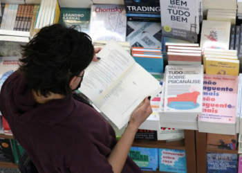 Mercado editorial brasileiro cresce em 2025, com expansão de empresas, geração de empregos e capilaridade nacional. Comércio varejista lidera empregos, e presença de livrarias está ligada a melhores índices sociais e culturais.