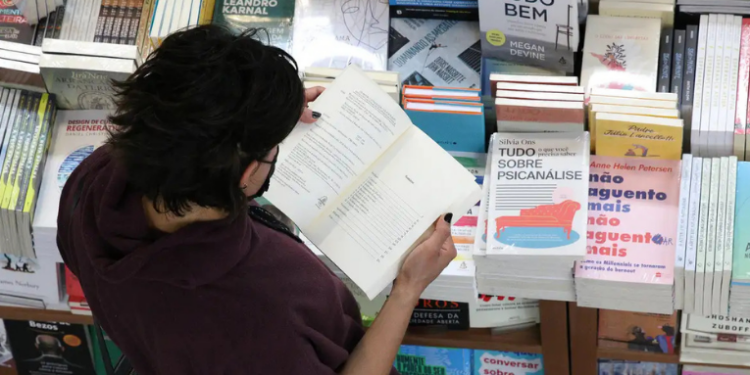Mercado editorial brasileiro cresce em 2025, com expansão de empresas, geração de empregos e capilaridade nacional. Comércio varejista lidera empregos, e presença de livrarias está ligada a melhores índices sociais e culturais.