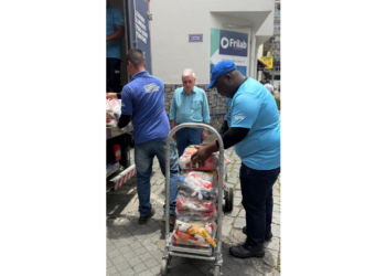 O Sincomércio de Nova Friburgo e o Sesc RJ entregaram 200 cestas básicas pelo programa Mesa Brasil, ajudando famílias em situação de vulnerabilidade social durante o Natal.