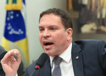 Alexandre Ramagem, deputado federal condenado por tentativa de golpe, fugiu clandestinamente para os Estados Unidos. Polícia Federal detalha rota e STF pede extradição.