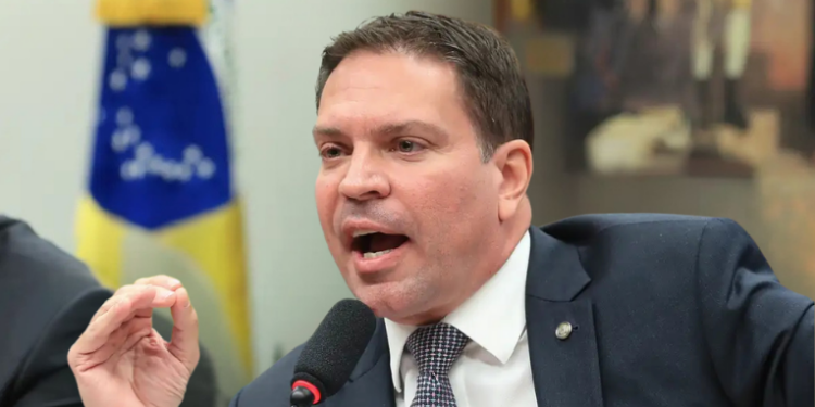 Alexandre Ramagem, deputado federal condenado por tentativa de golpe, fugiu clandestinamente para os Estados Unidos. Polícia Federal detalha rota e STF pede extradição.