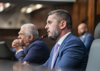 PF diz que Rodrigo Bacellar teria avisado TH Joias sobre operação e orientado ocultar provas; mensagens reforçam suspeita de vazamento de dados sigilosos.