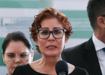 O STF confirmou a anulação da votação que manteve o mandato de Carla Zambelli (PL-SP), determinando a posse do suplente Adilson Barroso em até 48 horas. Zambelli enfrenta condenações por invasão de sistema do CNJ e outros crimes.