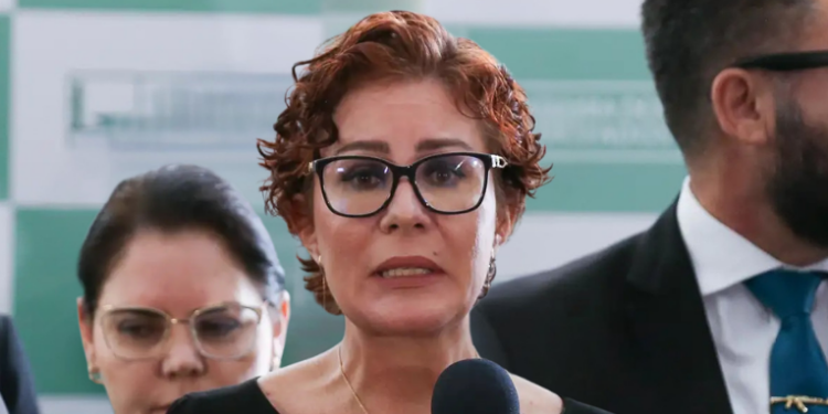 O STF confirmou a anulação da votação que manteve o mandato de Carla Zambelli (PL-SP), determinando a posse do suplente Adilson Barroso em até 48 horas. Zambelli enfrenta condenações por invasão de sistema do CNJ e outros crimes.