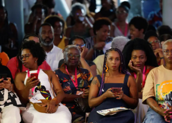 Pesquisa da Flup 2025 revela que moradores das periferias do Rio de Janeiro têm forte hábito de leitura, preferem romances e valorizam a produção cultural local.