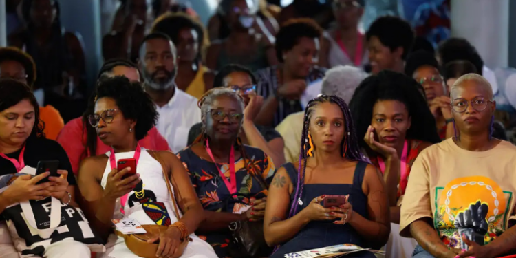 Pesquisa da Flup 2025 revela que moradores das periferias do Rio de Janeiro têm forte hábito de leitura, preferem romances e valorizam a produção cultural local.