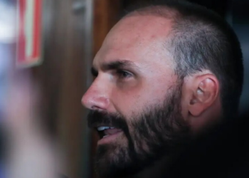 Eduardo Bolsonaro reage à ameaça de cassação e critica “submissão” ao STF