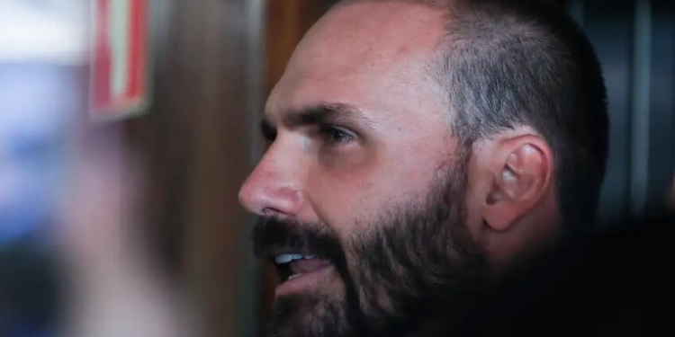 Eduardo Bolsonaro reage à ameaça de cassação e critica “submissão” ao STF