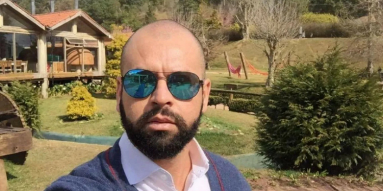 Rui Bulhões, chefe de gabinete do ex-presidente da Alerj, é exonerado após segunda fase da Operação Unha e Carne. Investigações da PF apuram vazamento de informações sigilosas de operação contra o Comando Vermelho.